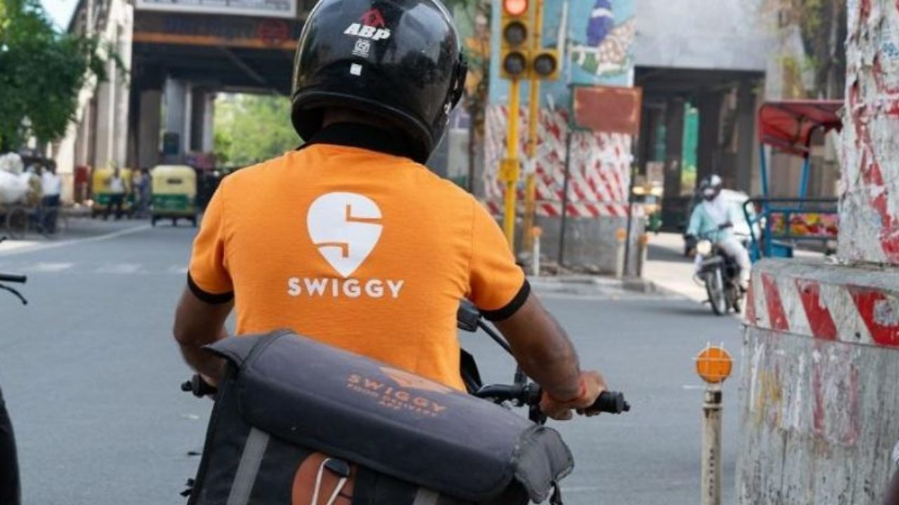 Woman loses Rs. 95,000 by calling fake Swiggy Go helpline - Kratikal Blogs